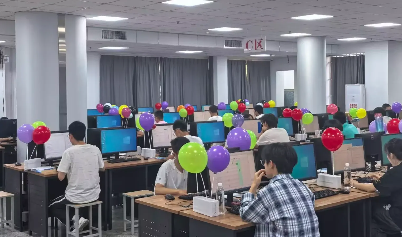 现场赛,气球颜色特意选的 eva 配色