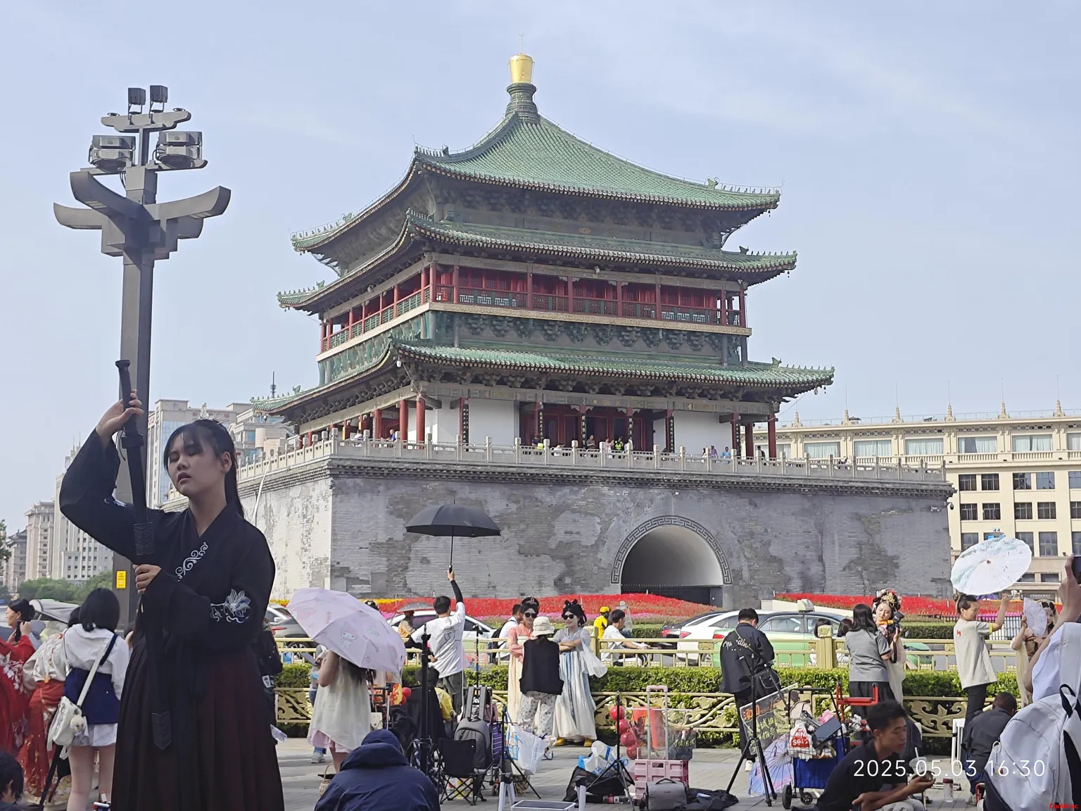 西安城墙，好多穿汉服的人，因为人已经满了没有参观