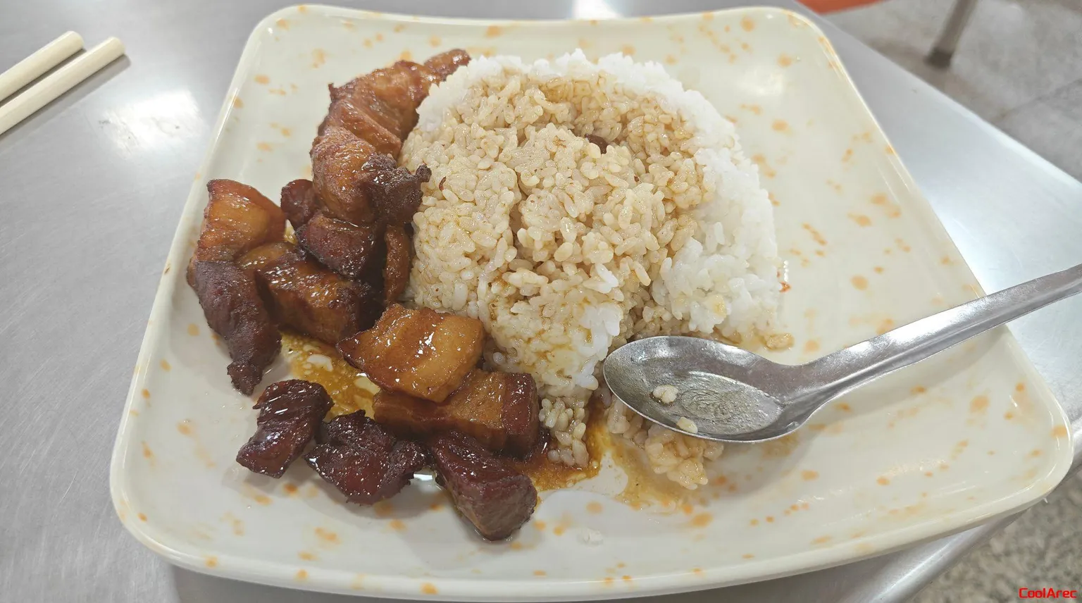 校内的红烧肉也是很好吃的捏