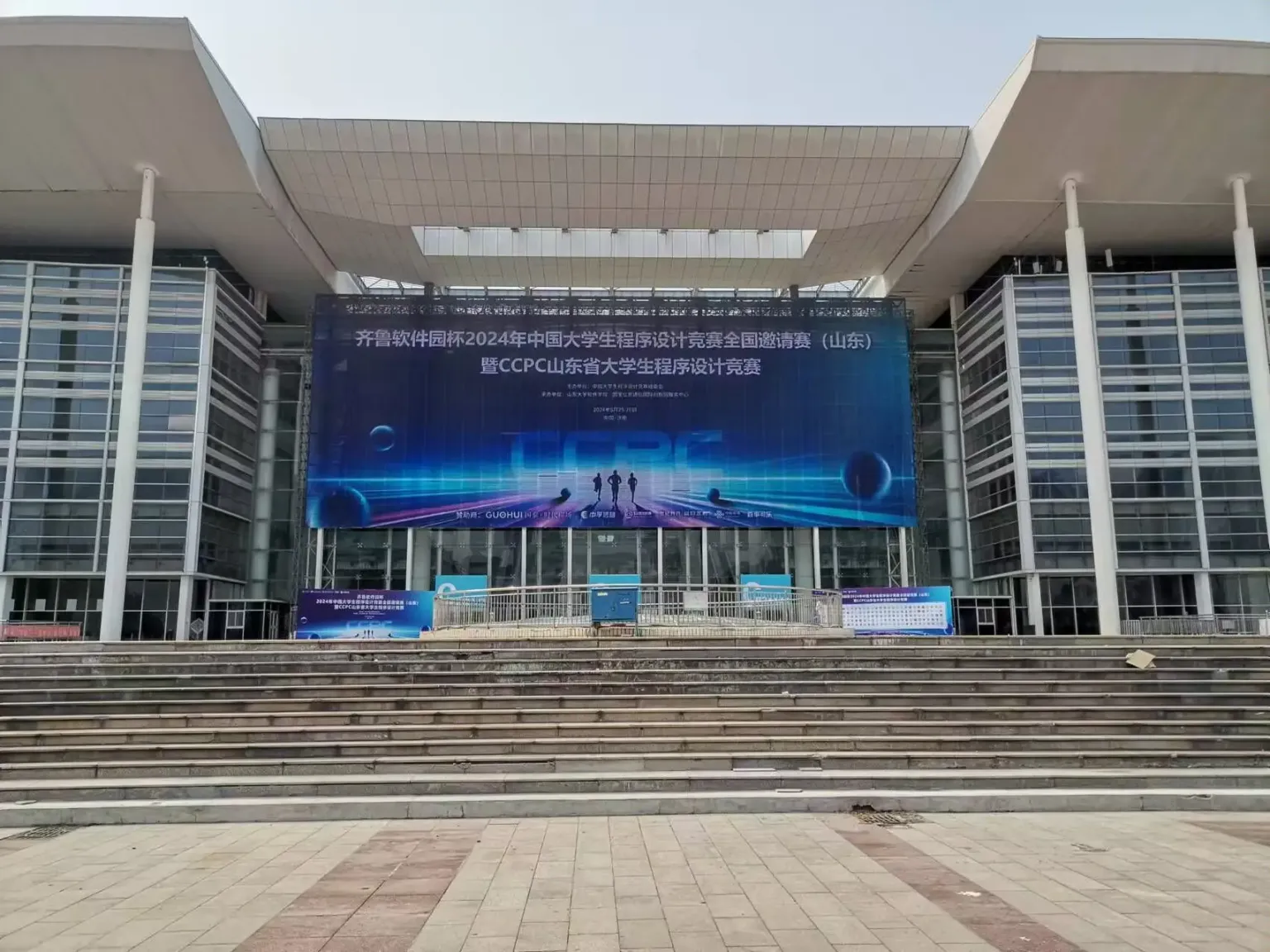 赛前鹿老师发的现场图，山里的孩子落泪，太豪华了